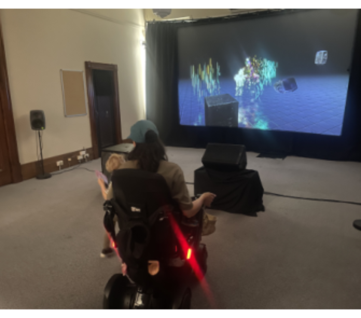 原论文 Figure 4:Participants Enter Audionce Installation.