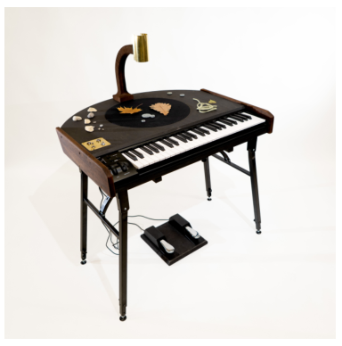 原论文 Figure 6:The Readymade Synth: A 49-key MIDI controller provides pitch and expression.