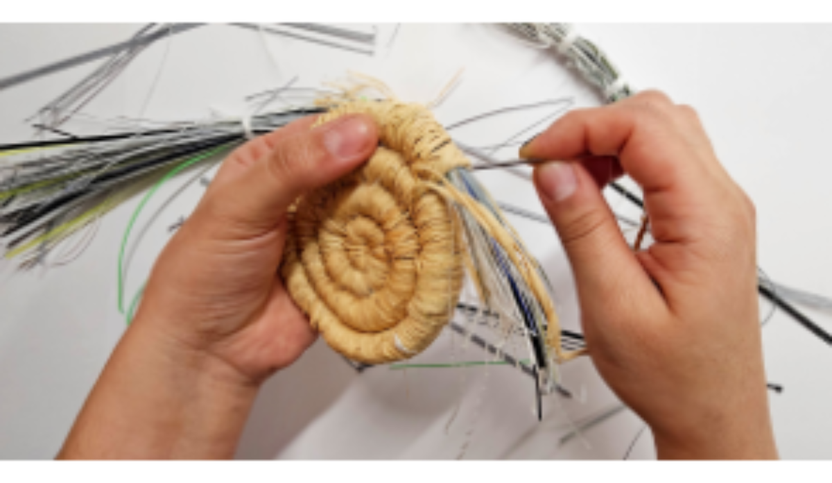 原论文 Figure 7:Kirma coil basket weaving process