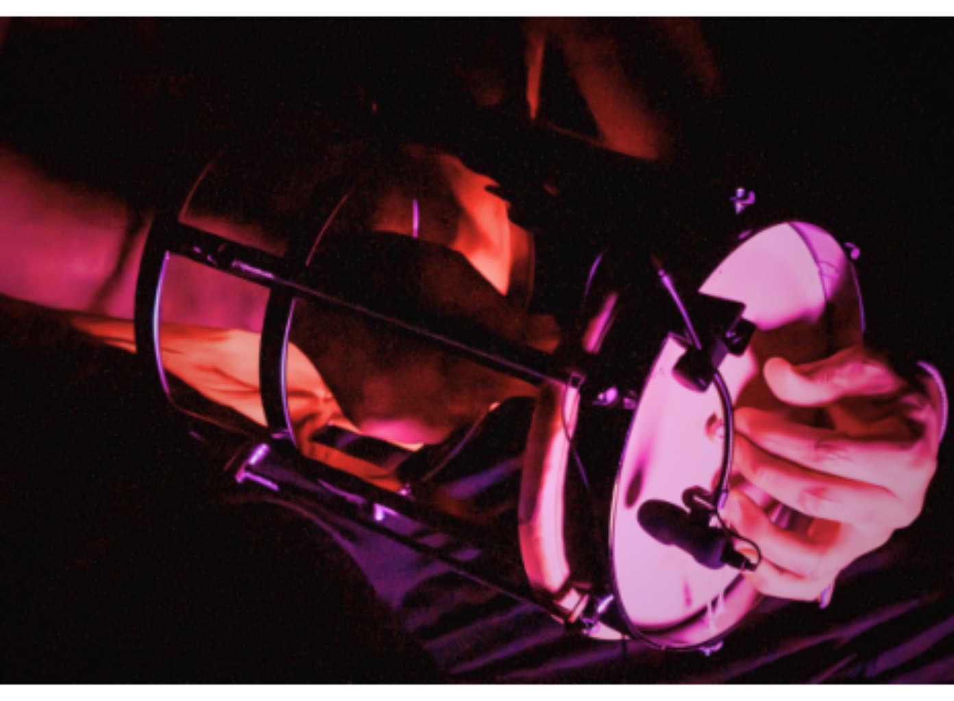 原论文 Figure 1:Hypercuíca in performance. Photo by Andreia Parente, 2025.