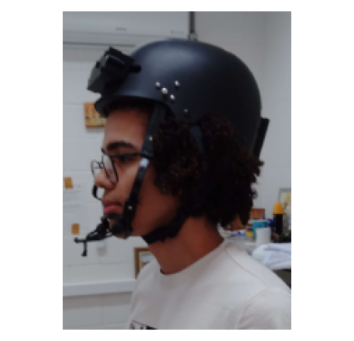 原论文 Figure 1:A speaker using the Marrys cap.