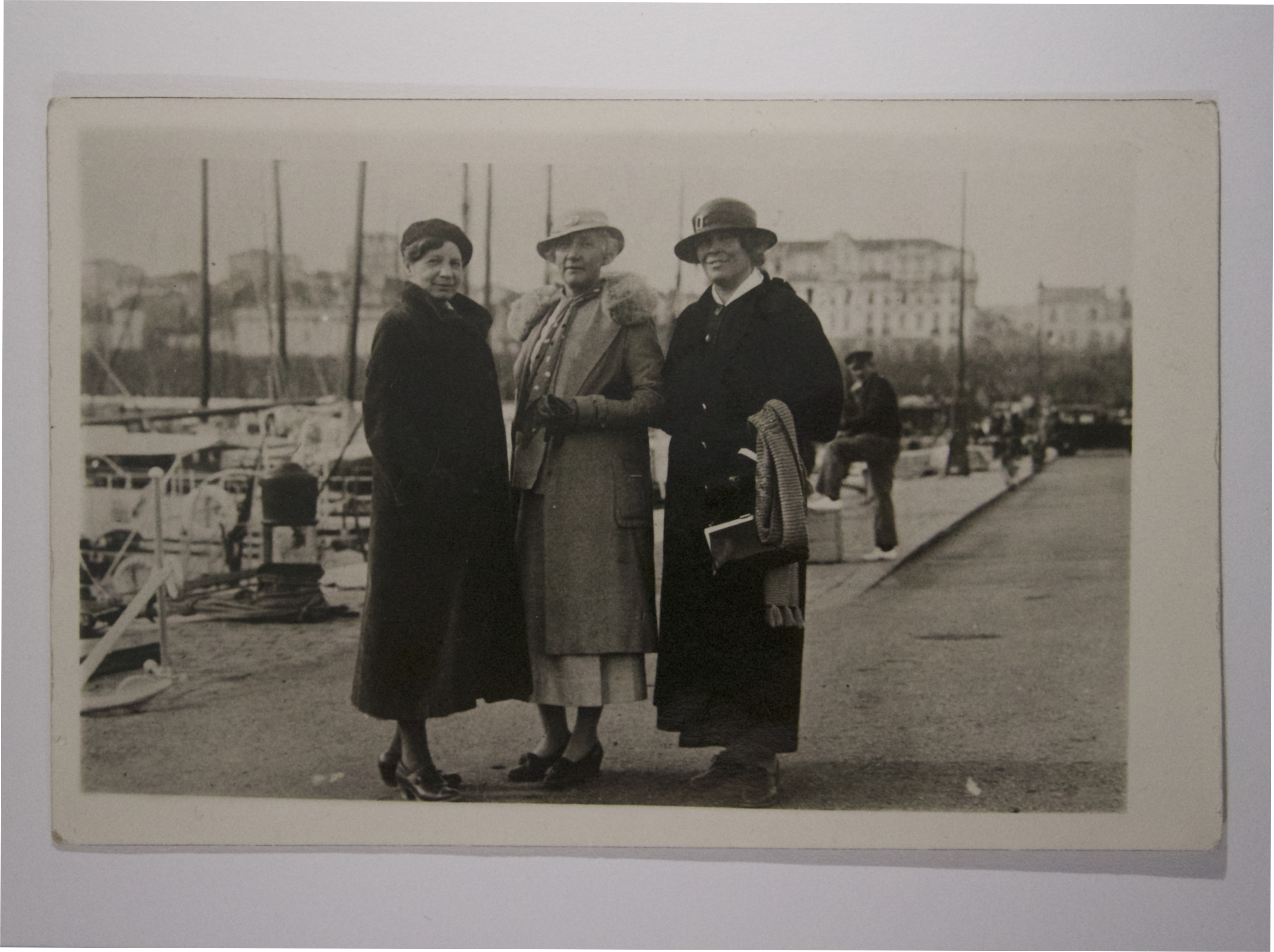 Vykortets bildsida Ett fotografi av ett vykorts bildsida som föreställer en stenstaty.