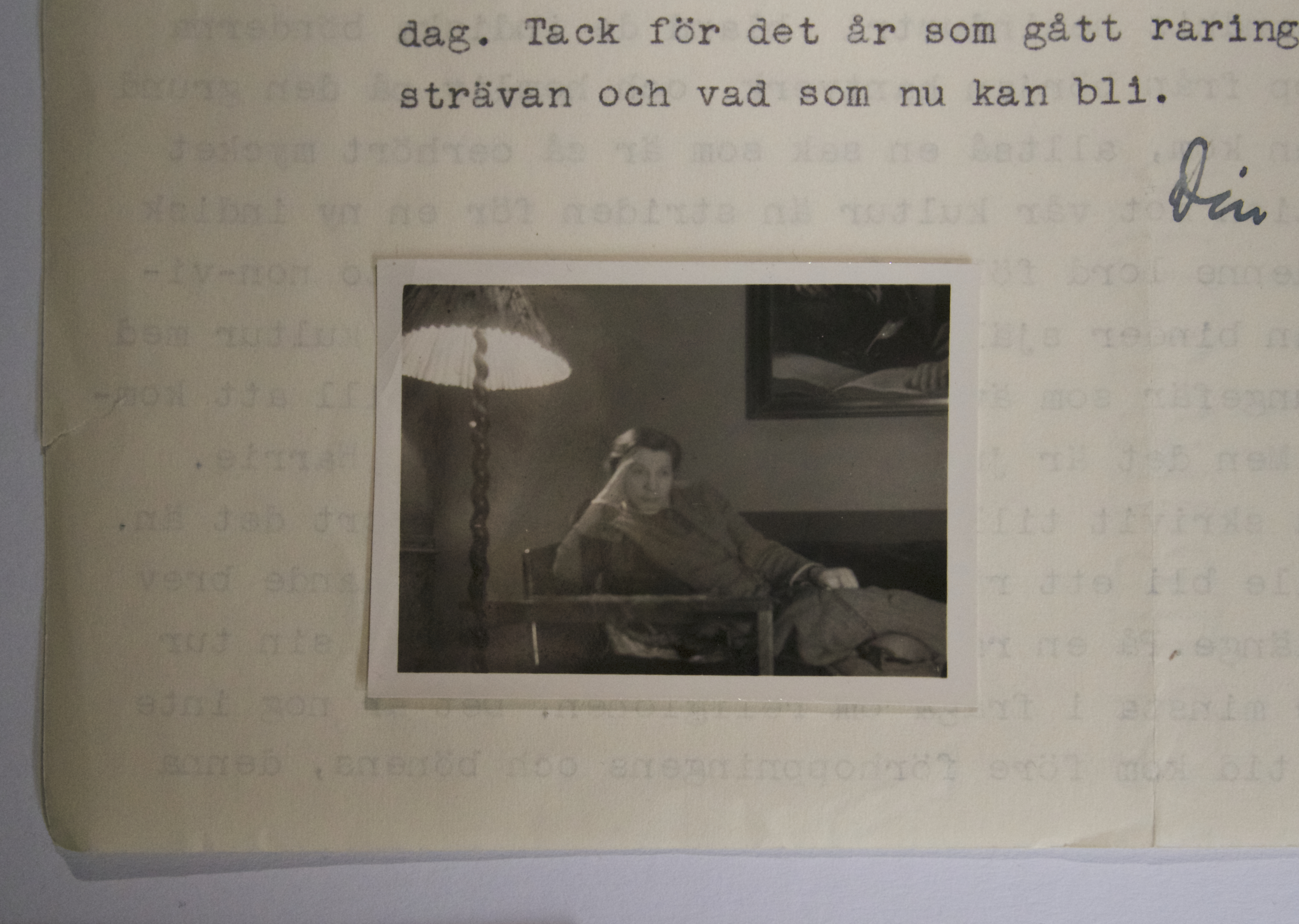 Det bifogade fotografiet Ett fotografi av ett vykorts bildsida som föreställer en stenstaty.
