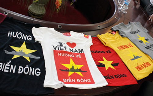 May áo lá cờ Việt Nam: Áo lá cờ Việt Nam đã trở thành một biểu tượng văn hóa đặc trưng của dân tộc Việt Nam. Với kinh nghiệm nhiều năm trong lĩnh vực may mặc và đội ngũ nhân viên lành nghề, chúng tôi tự tin sẽ mang đến cho bạn những sản phẩm áo lá cờ Việt Nam đẹp, chất lượng và phù hợp nhất với sở thích của bạn. Hãy liên hệ ngay với chúng tôi để có được những chiếc áo hot nhất, thời trang nhất và độc đáo nhất.​