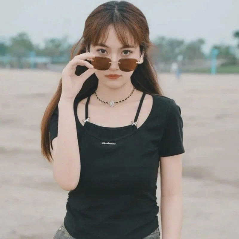 Model đeo Sunglasses
