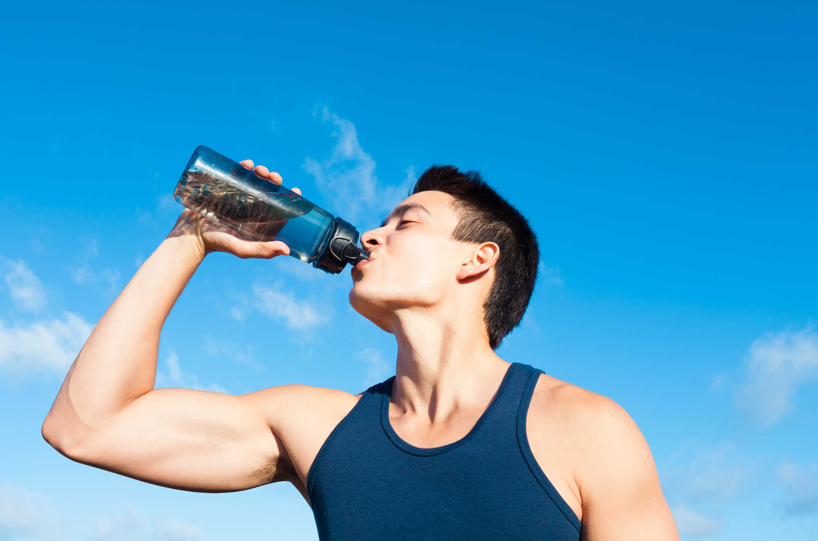 Uống đủ 2 đến 2,5 lít nước lọc cũng là cách chăm sóc sức khỏe khi bị đột quỵ