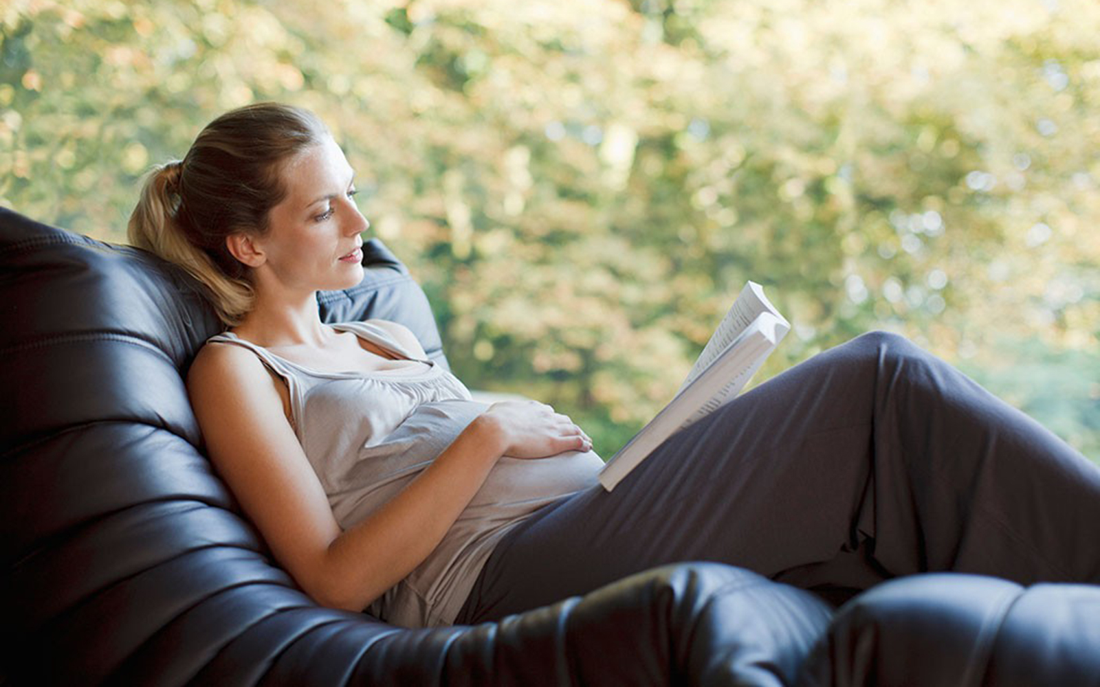 Căng thẳng khi mang thai sẽ được giải tỏa qua những trang sách