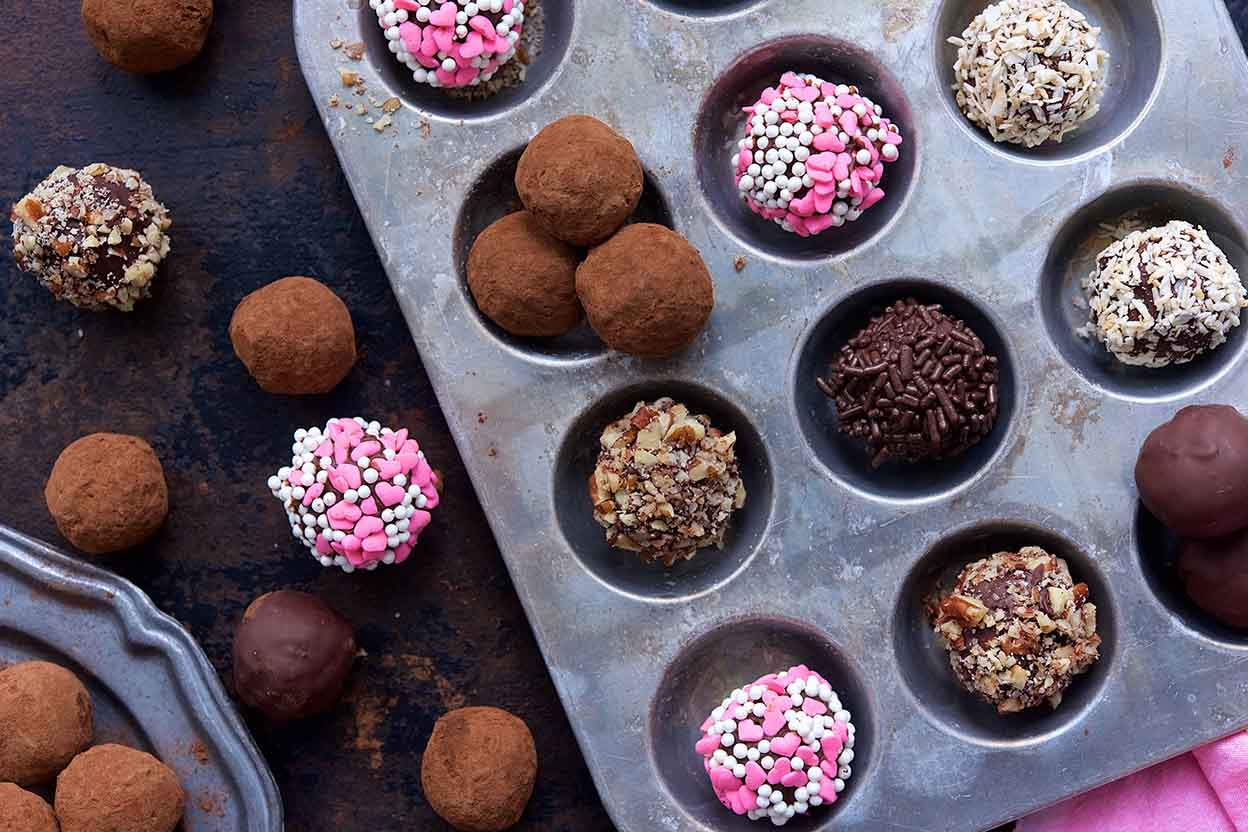 Chuẩn bị khuôn hình tròn cho những viên socola truffles