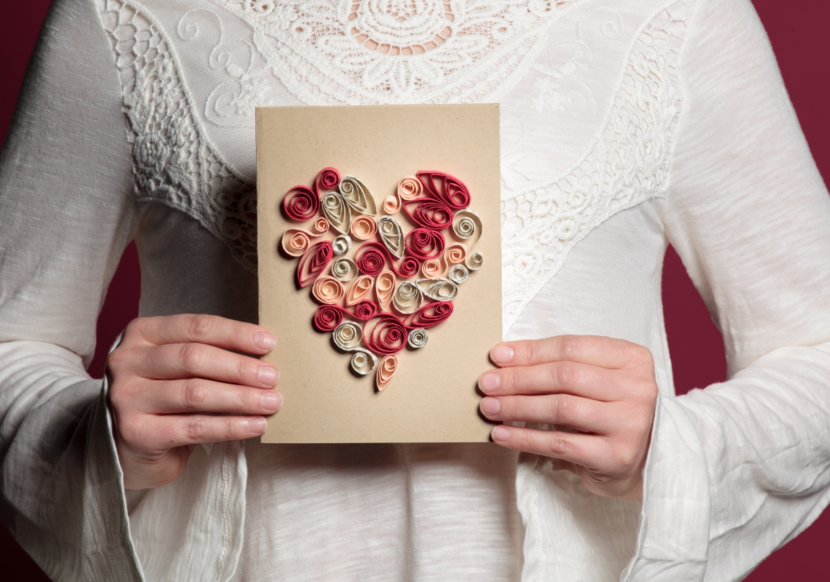 Mẫu thiệp Valentine trái tim dễ thương từ giấy cuộn 