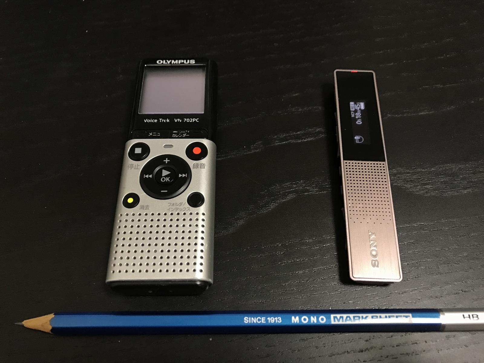Máy ghi âm kỹ thuật số Sony TX650 (bên trái ảnh)