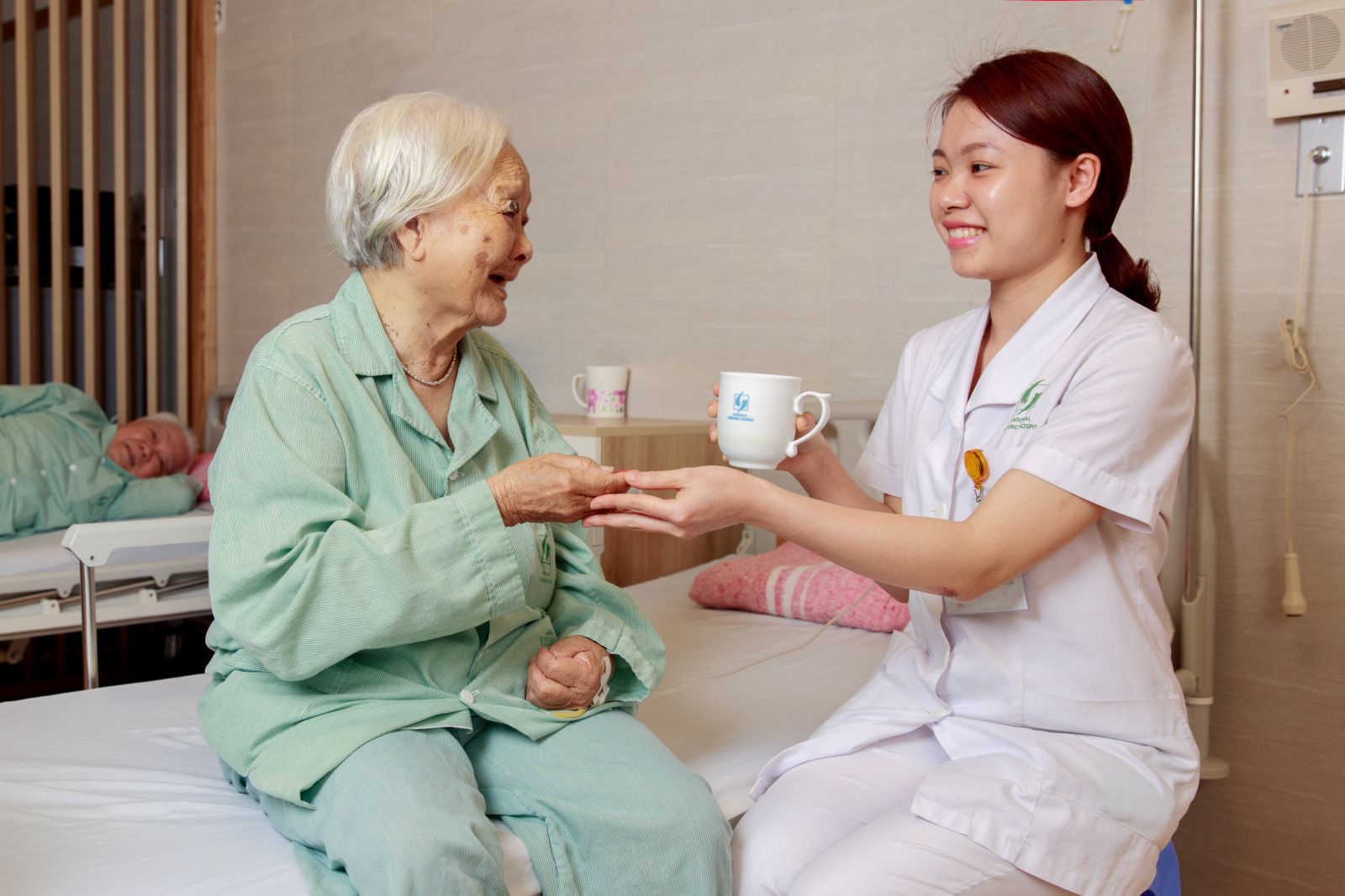Sử dụng dịch vụ chăm sóc sức khỏe cho người cao tuổi uy tín mang lại nhiều lợi ích