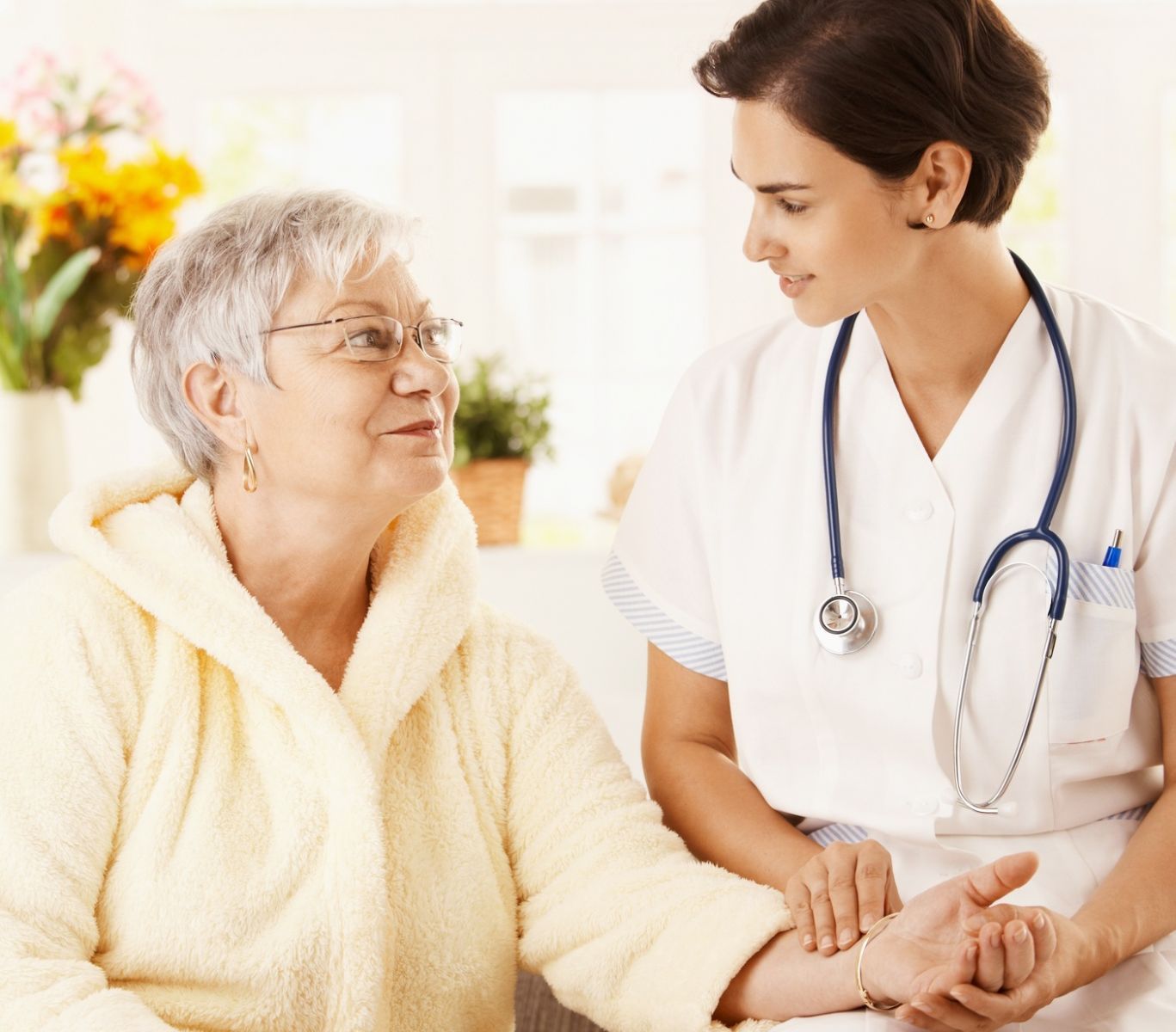 Hiện nay có dịch vụ chăm sóc sức khỏe cho người cao tuổi tại nhà rất tiện lợi, tạo tâm lý thoải mái