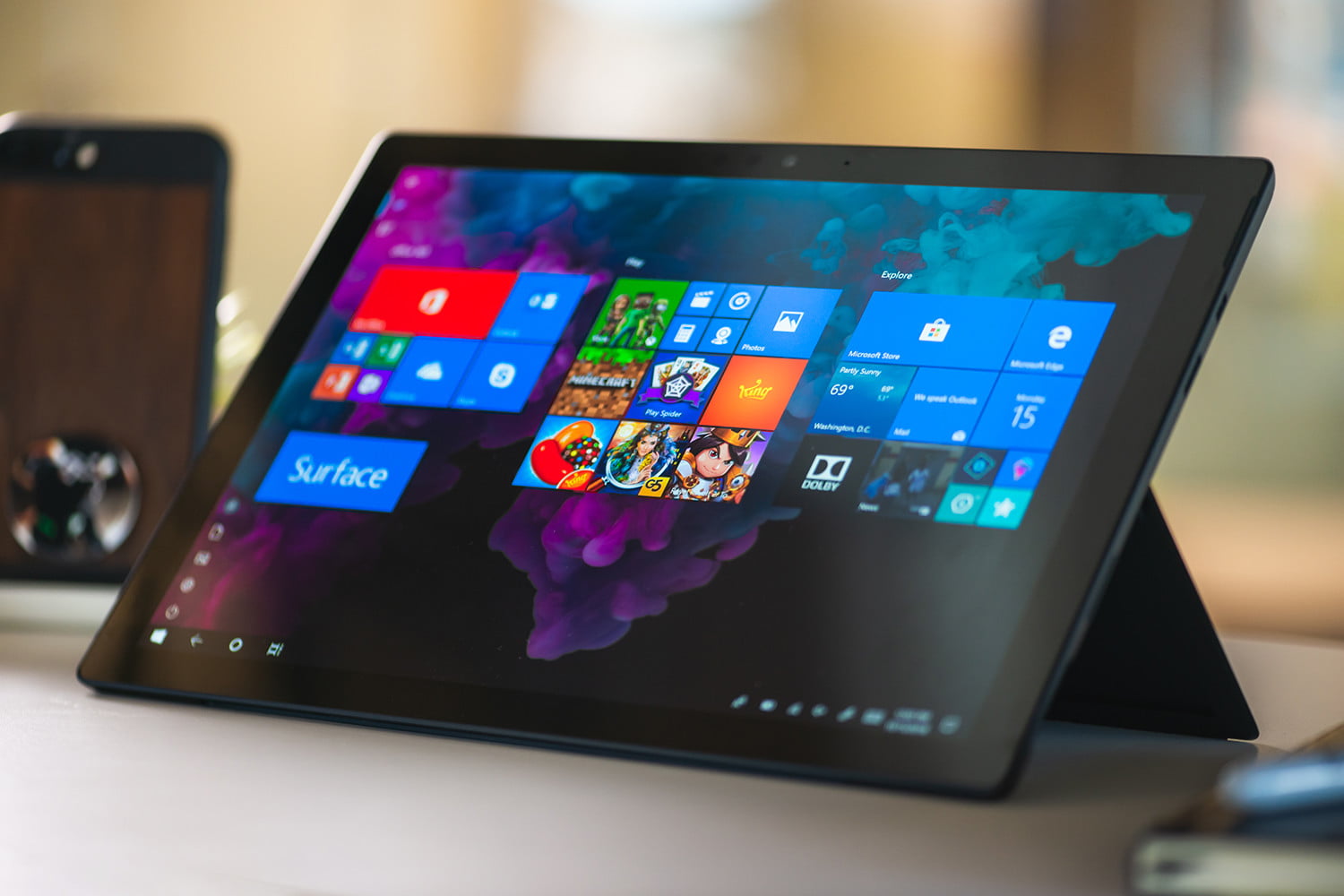 Màn hình Microsoft Surface Pro 6 hiển thị màu sắc hài hòa, sắc nét