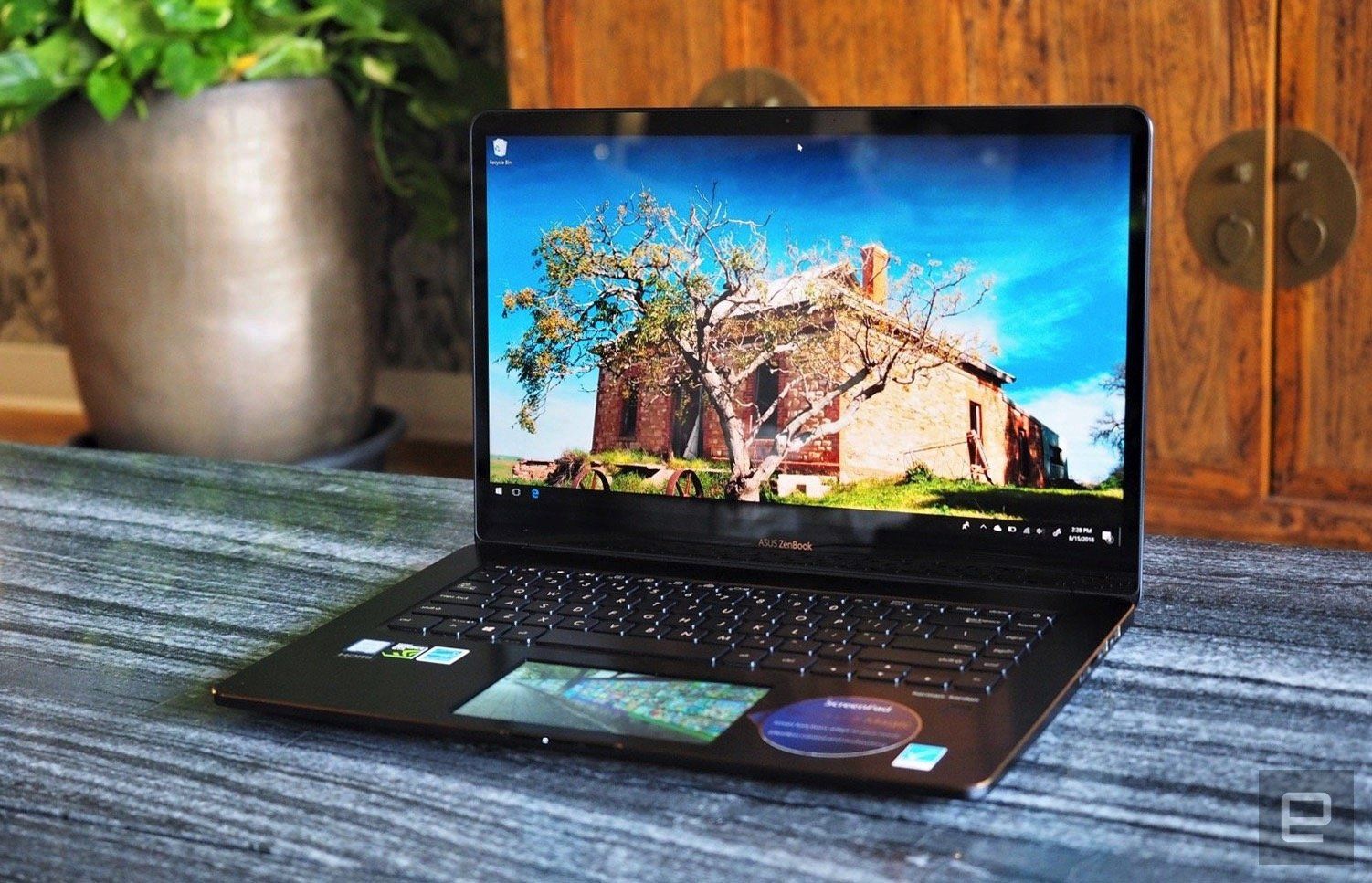 Laptop Asus ZenBook Pro 15 được trang bị ScreenPad 