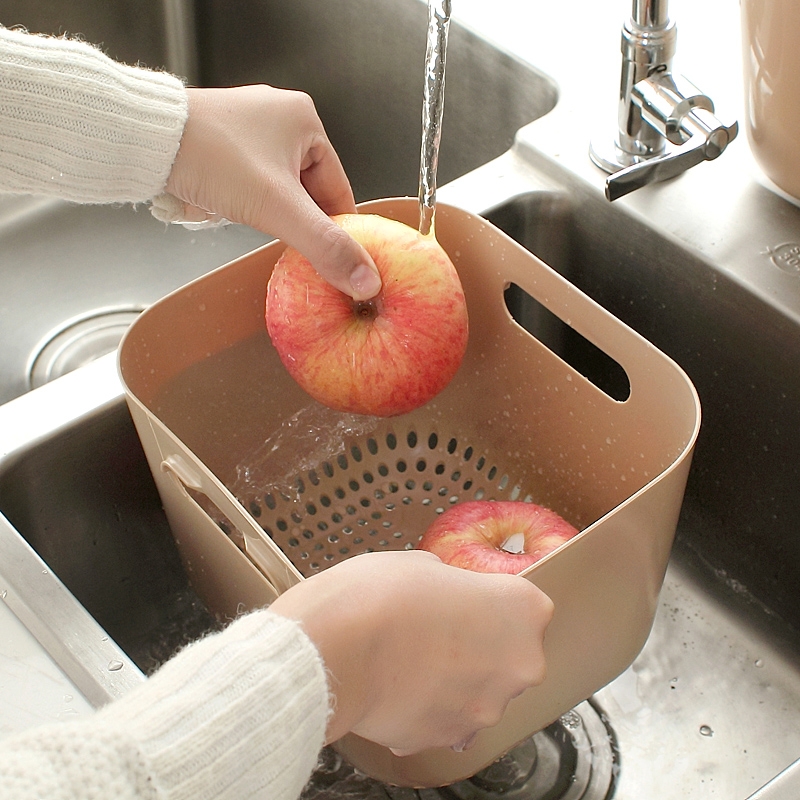 Việc rửa trái cây và các loại rau củ trước khi bảo quản trong tủ lạnh sẽ khiến cho chúng mất đi lớp bảo vệ tự nhiên bên ngoài 