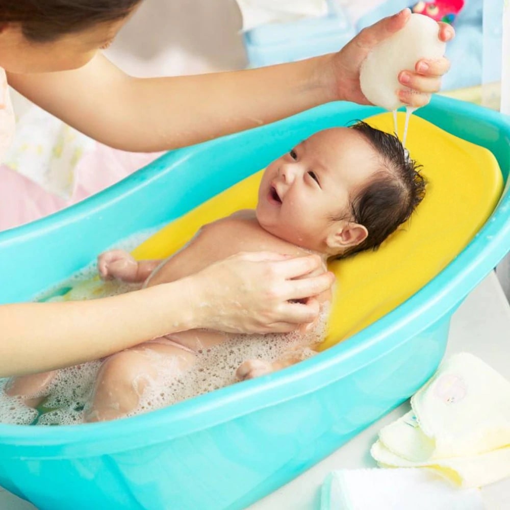 Việc tắm cho trẻ tại nhà đòi hỏi phải được thực hiện bởi những người giàu chuyên môn và kinh nghiệm 