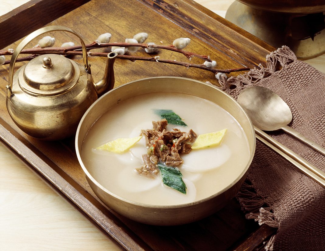 Bánh gạo Tteokguk Hàn Quốc mang ý nghĩa tượng trưng cho sự giàu có và thịnh vượng