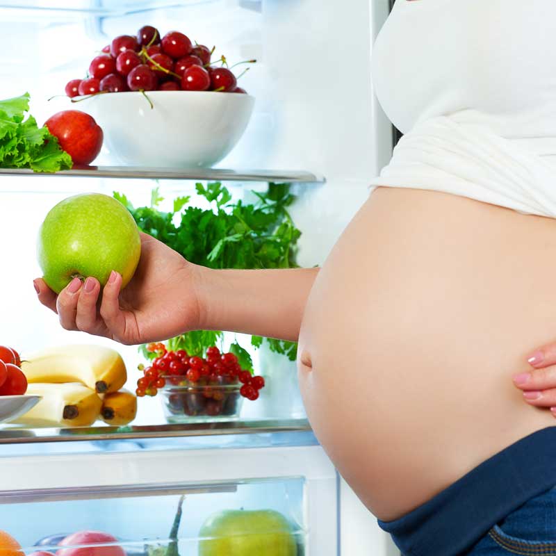 Phụ nữ mang thai cần bổ sung đầy đủ vitamin từ các loại trái cây nhiều màu sắc