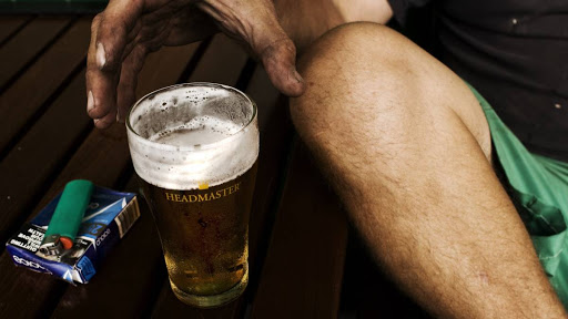 Sử dụng rượu bia để tránh cảm giác khó chịu, đó có thể là vòng xoáy của trầm cảm 
