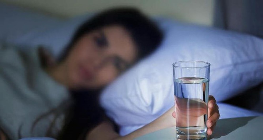 Hạn chế lượng nước uống vào ban đêm sẽ giúp mẹ ngủ ngon hơn 