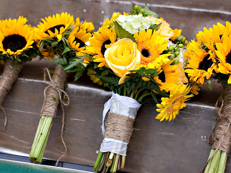 Những bông hoa hướng dương với sắc vàng rực rỡ chắc chắn sẽ mang lại nụ cười tươi tắn cho các cô nàng (Nguồn: marry.vn)