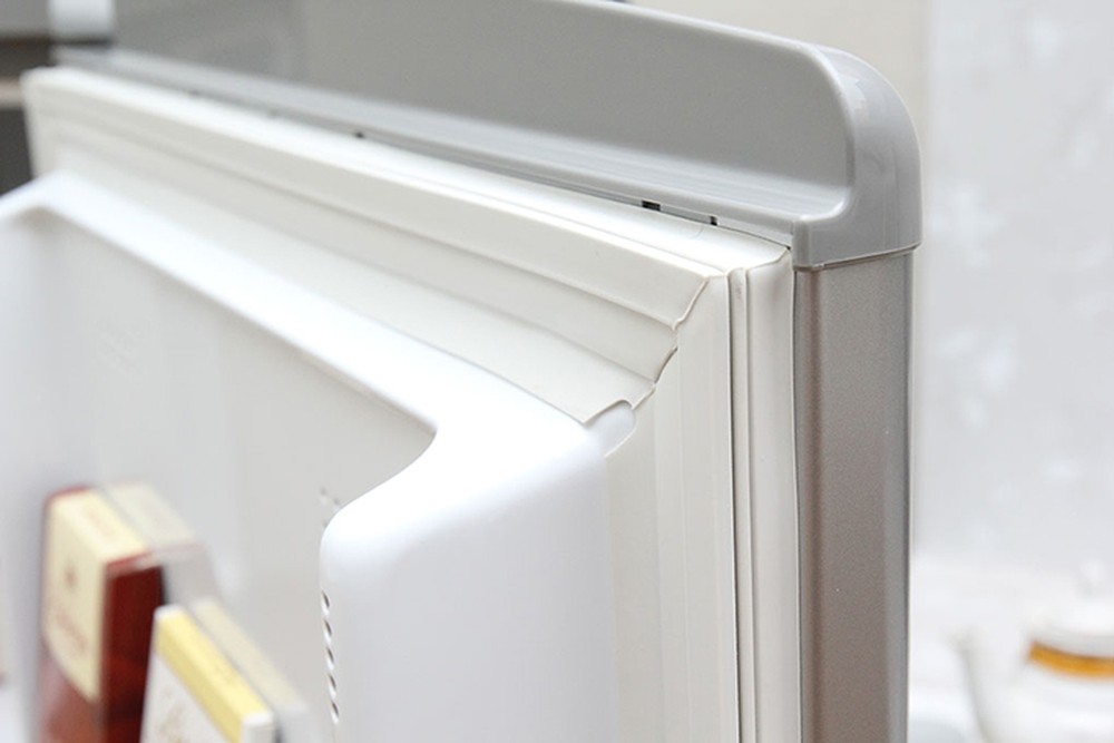 Gioăng tủ lạnh bị mất độ đàn hồi cũng khiến bạn đóng cửa tủ không chặt