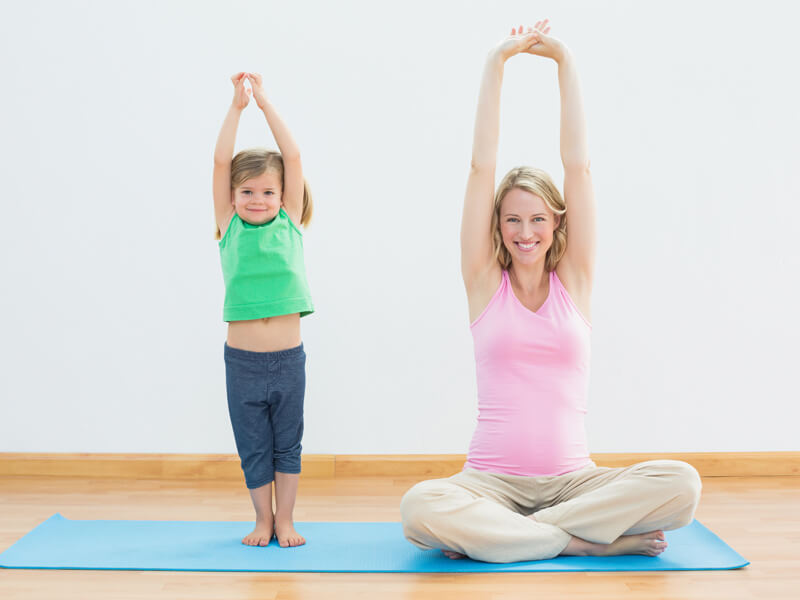 Tập yoga nhẹ nhàng giúp tăng quá trình lưu thông máu, giảm phù nề ở chân mẹ bầu