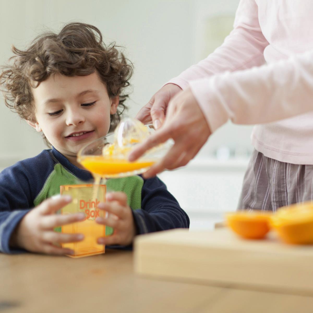 Mẹ đặc biệt phải chú ý khi cho bé uống nước cam đúng liều lượng và không được pha với sữa để tránh tác dụng ngược