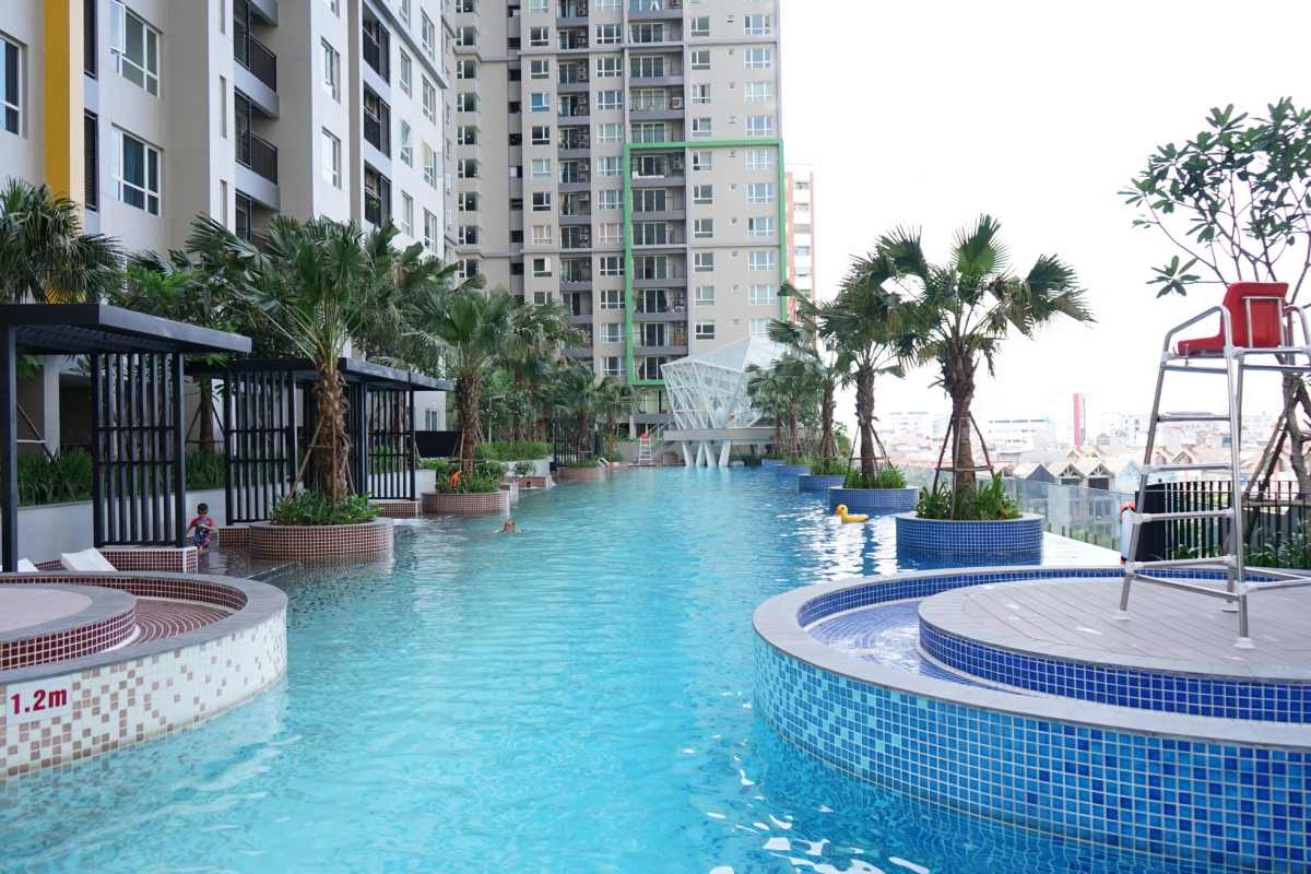 Bể bơi vô cực Season Avenue nằm tại khu đô thị Mỗ Lao
