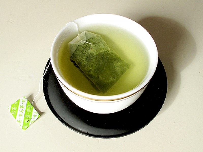 Một gói trà túi lọc hay lá trà cho vào sẽ giúp tủ lạnh của bạn có mùi hương dễ chịu
