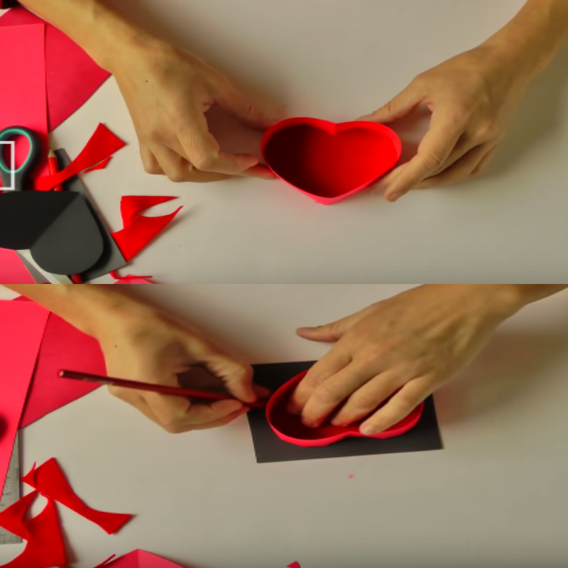 Dán vải nỉ hình trái tim vào đáy hộp và dán giấy bìa trái tim màu đen lên miếng vải dạ