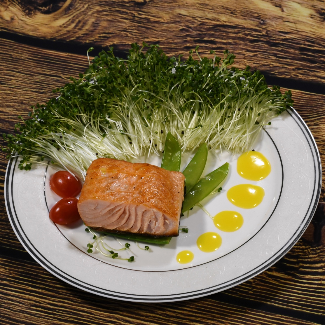 Một công thức chế biến khác của salad cá hồi và rau mầm