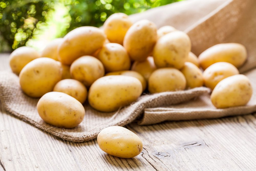 Sử dụng khoai tây để chà lên vùng da bị rạn 