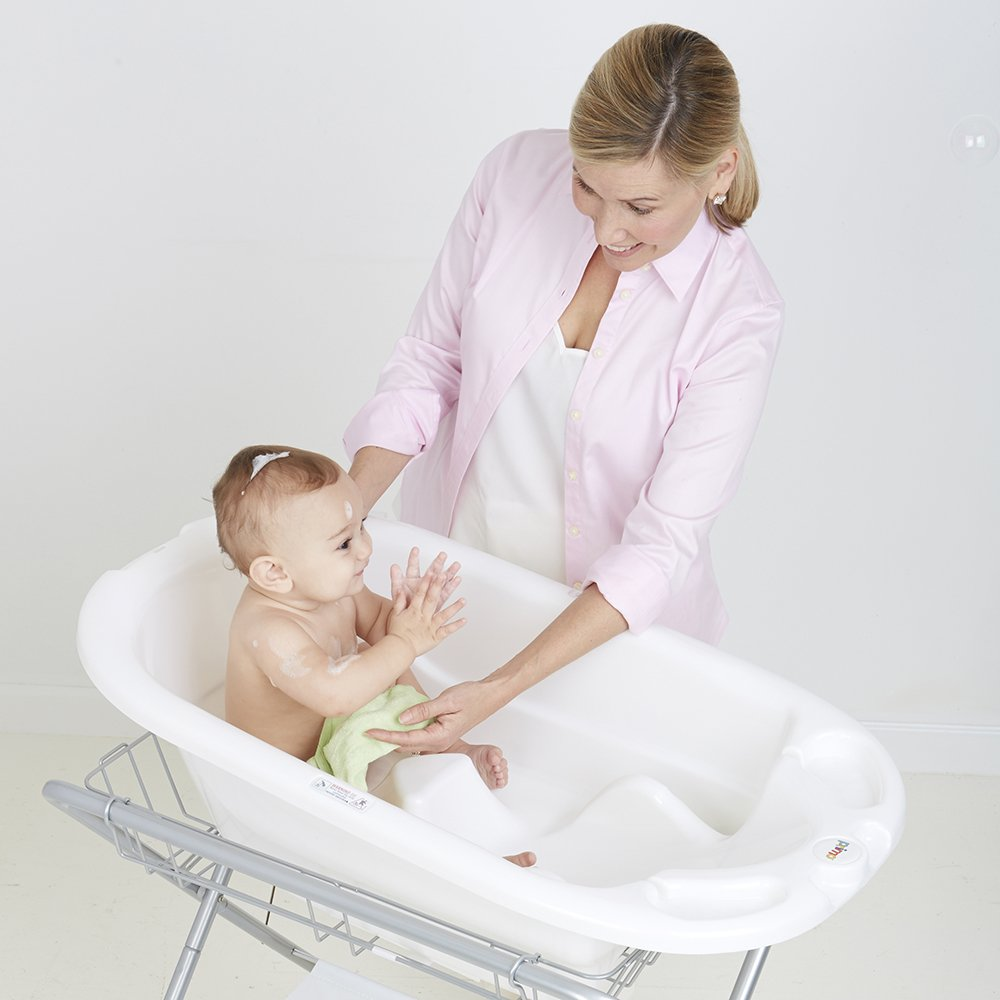Quy trình tắm trong gói dịch vụ chăm sóc sức khỏe tại nhà của Momcare24h đúng tiêu chuẩn Quốc tế 