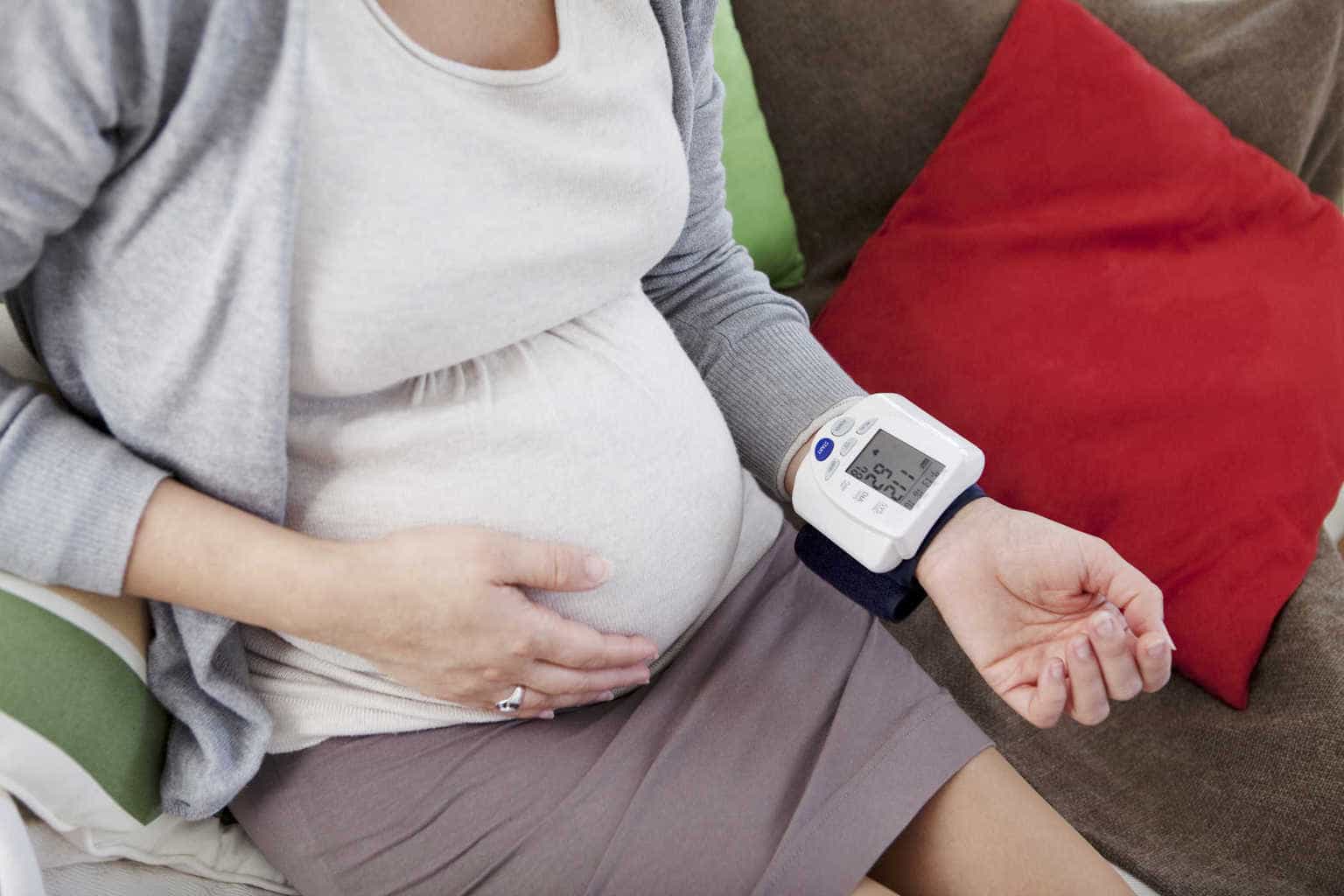 Chuẩn bị trước khi mang thai với một chiếc máy đo huyết áp để theo dõi trong suốt giai đoạn tiền thai sản