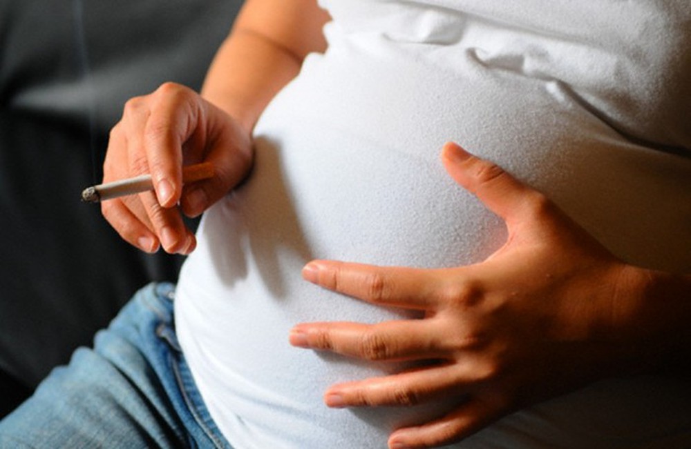 Hút thuốc khi mang thai sẽ gây ra hậu quả khôn lường cho thai nhi 