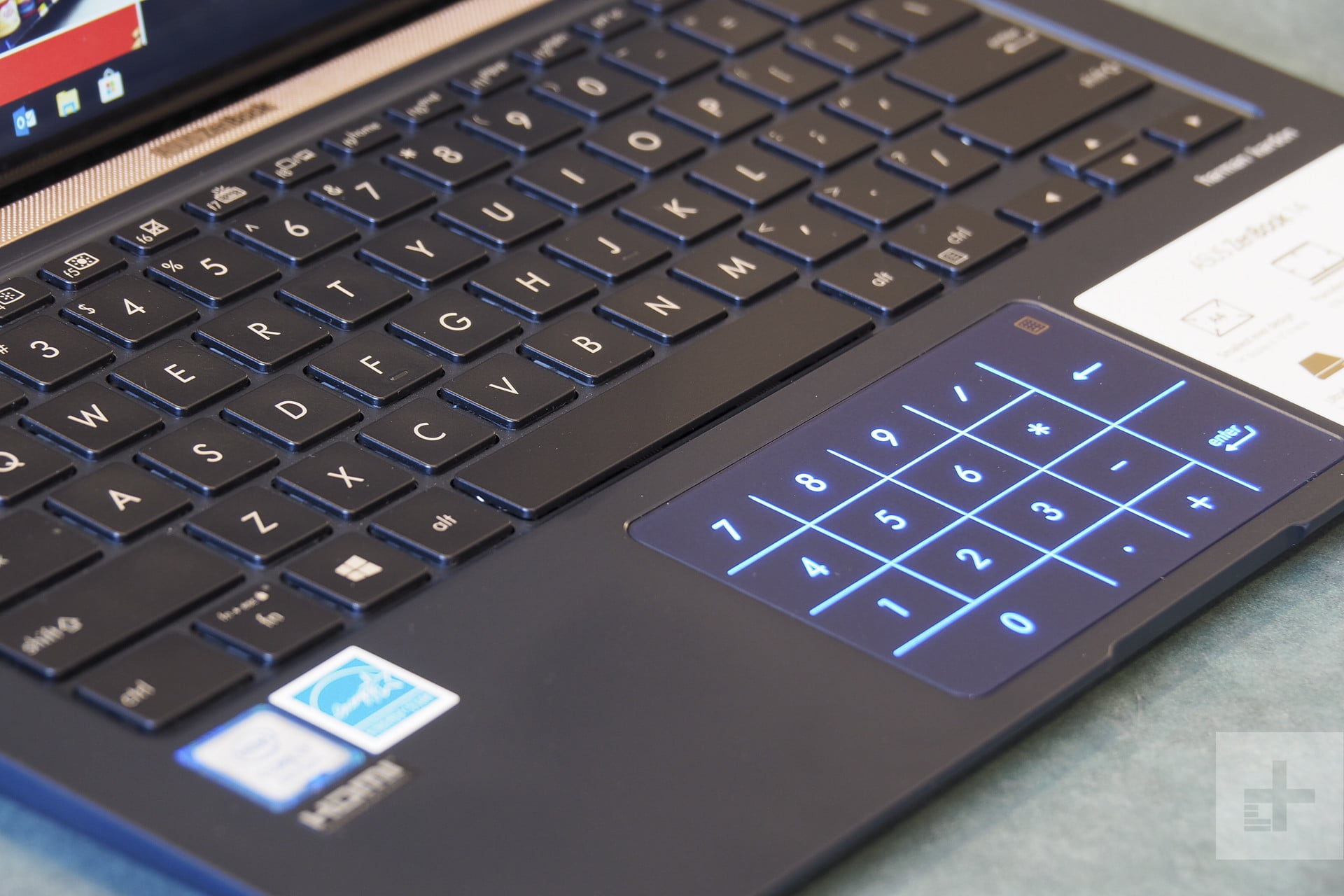 Laptop có đèn bàn phím Asus ZenBook UX433FN trang bị đèn trên Touchpad