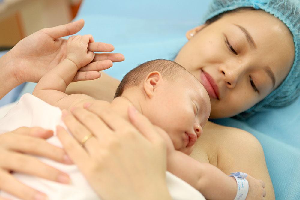 Phương pháp da kề da đang được áp dụng rất phổ biến cho mẹ sau sinh