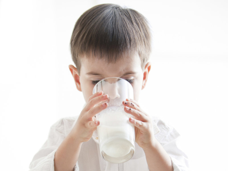 Sữa là thức uống bổ sung dinh dưỡng cho trẻ bị chân tay miệng