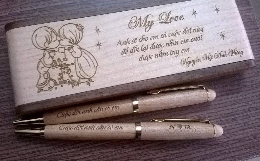Tặng bút gỗ khắc tên cũng là cách để lưu giữ tình yêu cùng người ấy