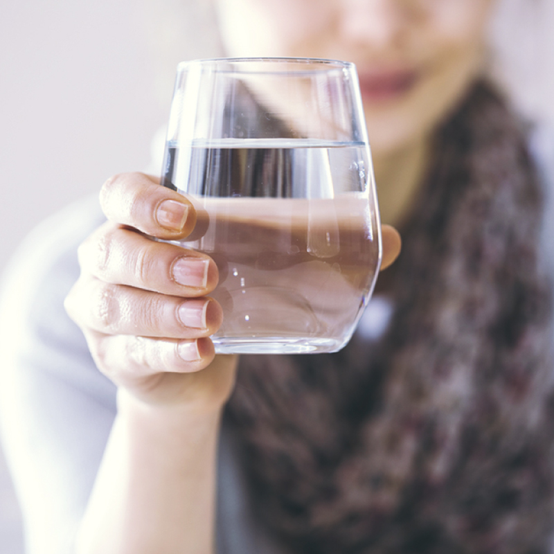 Uống đủ nước để giúp cho việc giảm cân hiệu quả