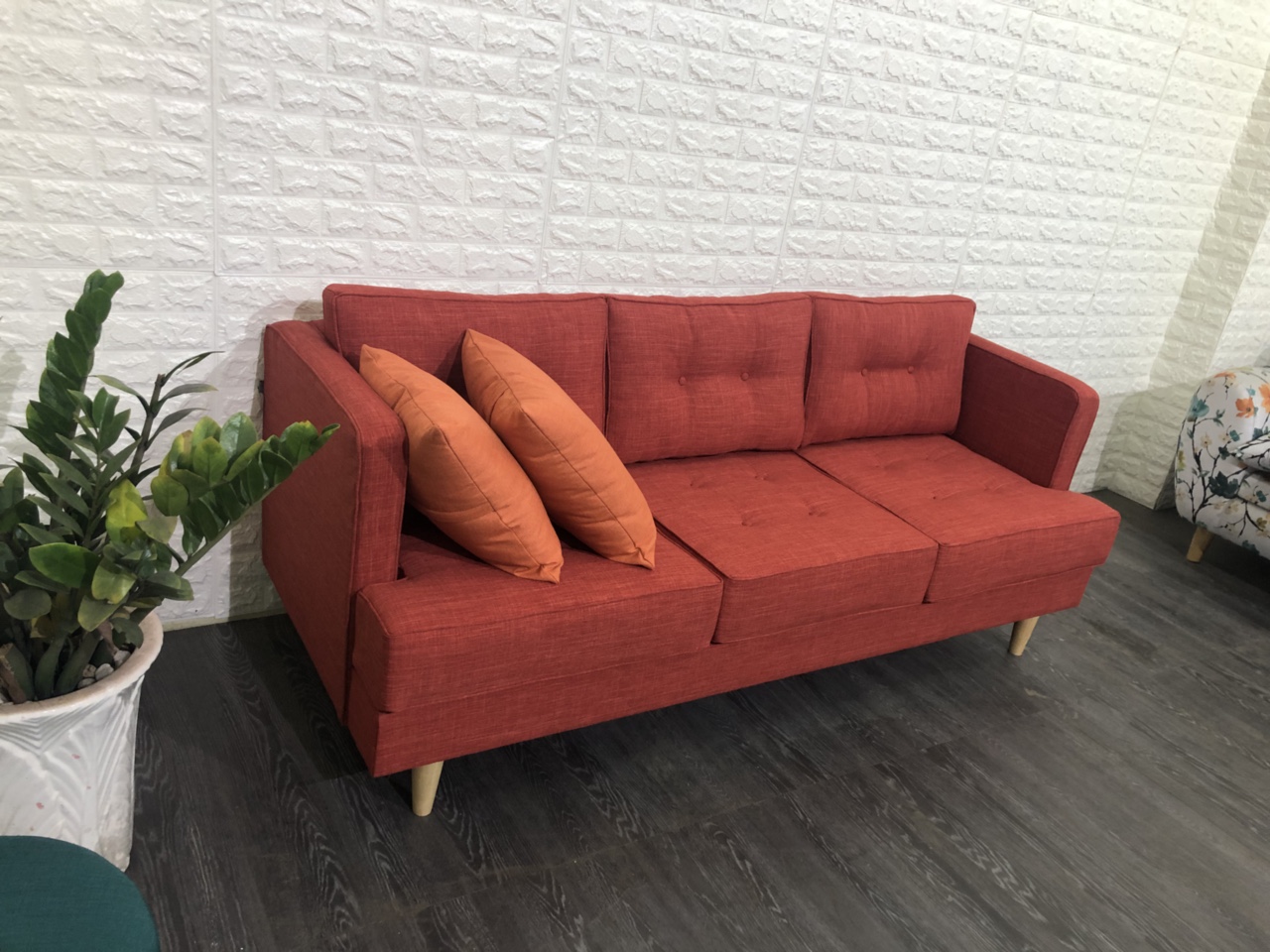 Sắc đỏ của sofa làm bừng sáng không gian nhà bạn