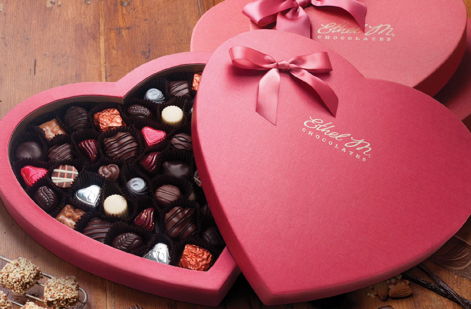 Một hộp Chocolate đầy ngọt ngào để tặng quà Valentine cho bạn gái 