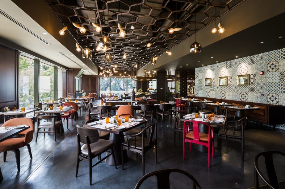 Buffet 5 sao Sài Gòn Kitchen Hotel Des Arts mang phong cách hoài cổ 