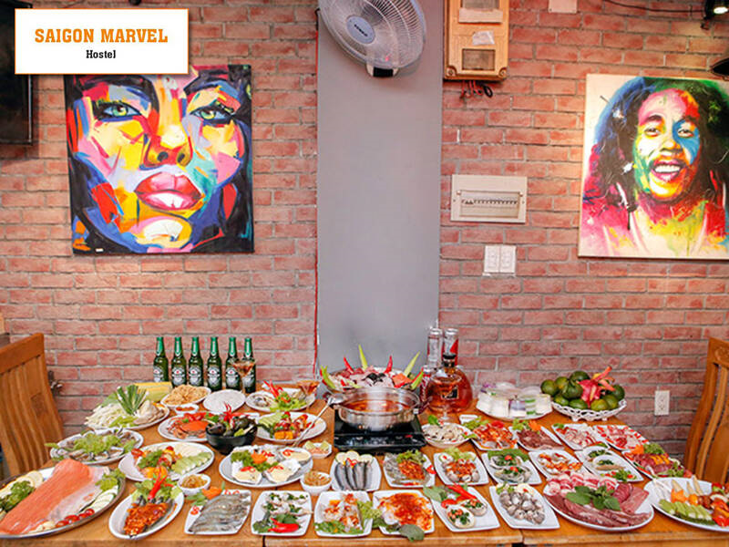 Phòng ăn sạch sẽ, không gian đẹp xinh hiện đại, danh sách thực đơn đa dạng và phong phú tại nhà hàng  Saigon Marvel Hostel