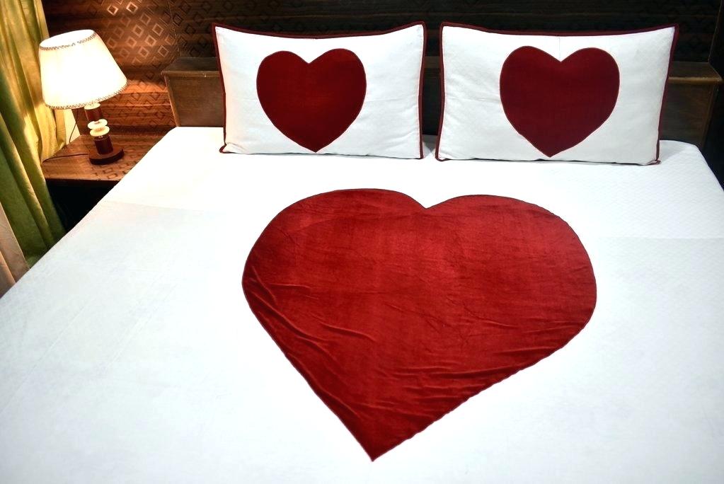 Những chiếc gối với họa tiết trái tim làm mới căn phòng bạn ngày Valentine