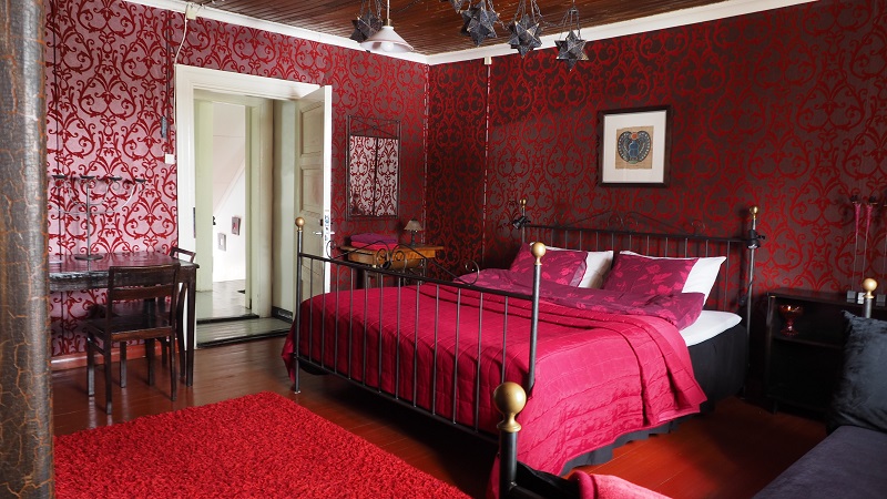Dùng giấy dán tường họa tiết, gam màu đỏ mang đến không gian ấm cúng và vô cùng lãng mạn như phòng tân hôn vậy