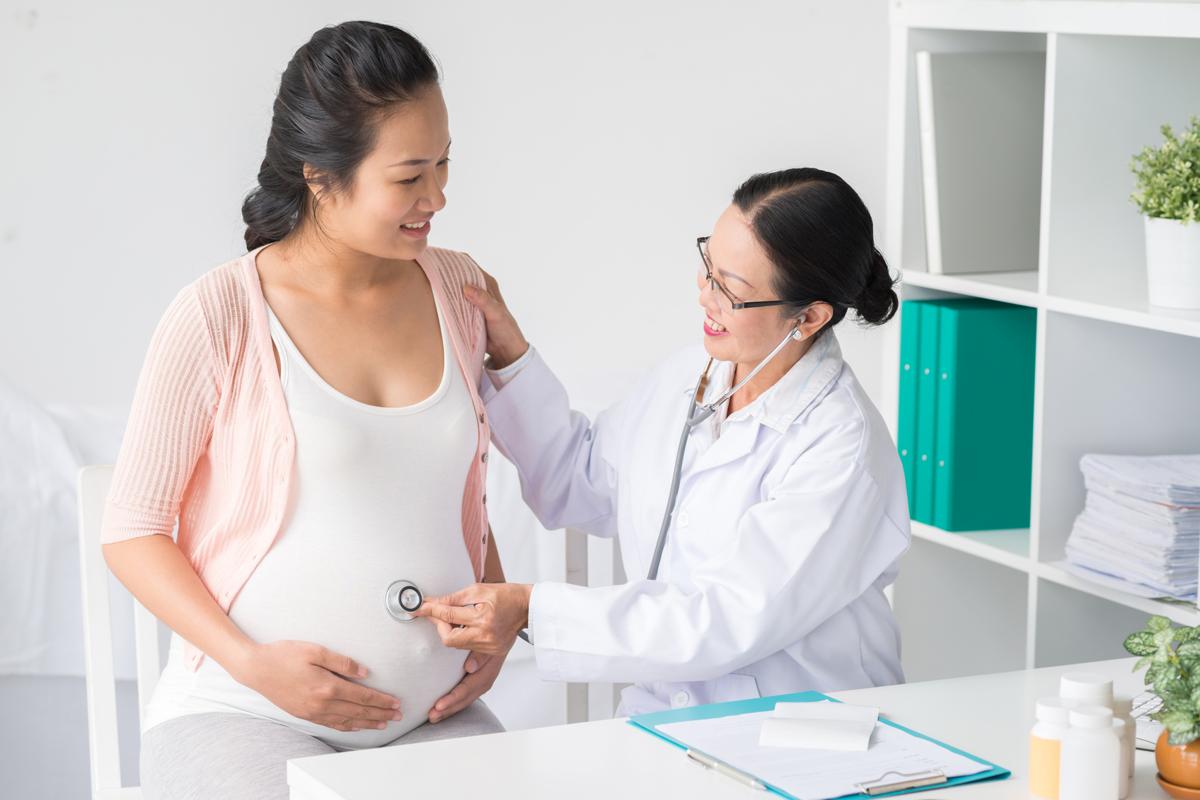 Khám thai định kỳ và tuân thủ mọi chỉ dẫn của bác sĩ để tránh tình trạng thừa ối gây ảnh hưởng sự phát triển của thai nhi
