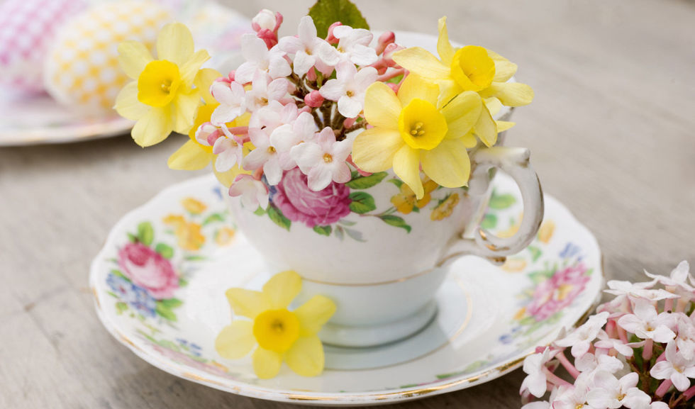 Cắm hoa trong tách trà lạ mắt nhưng vẫn cực đáng yêu