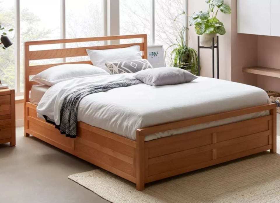 Giường ngủ gỗ xoan đào là một lựa chọn tốt khi tìm mẫu giường đôi gỗ đẹp cho gia đình 